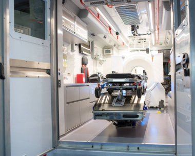 Acil mobil felç ünitesi. Ambulans aracı felç hastalarına teşhis koymak için hizmetler sağlıyor.