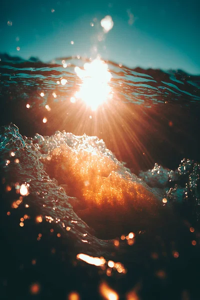 Nahaufnahme Ozeanwelle Mit Sonnenuntergang Hintergrund Friedlicher Und Ruhiger Hintergrund — Stockfoto