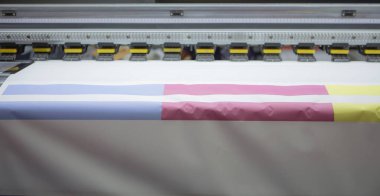 Tekstil için büyük biçimlendirme yazıcısı. Yazdırma endüstrisi.