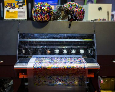 Bangkok, Tayland - 31 Mart 2023: Print Tech 2023 'te su transferi film miğferi
