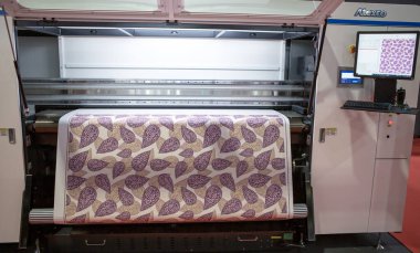 Bangkok, Tayland - 31 Mart 2023: Dijital Tekstil Baskı Makinesi. Print Tech 2023 'te Sublimation yazıcı görüntüsü