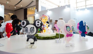 Bangkok, Tayland - 9 Nisan 2023: Oyuncak Fuarı 2023 'te Takashi Murakami' nin DOB-KUN figürleri.