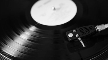 Yakın plan vinil plak çalar. Retro ses donanımı döner tablosu.