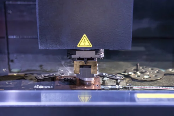 Máquina Descarga Eléctrica Edm Corte Pieza Trabajo Metal Fabricación Metalurgia —  Fotos de Stock
