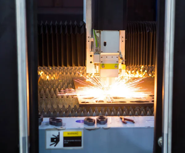 Cnc Fiber Laser Cutting Machine Cutting Metal Sheet Flying Sparks — Stock Photo, Image