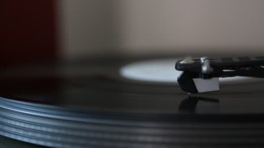 Vinil plak dönüyor. Vinil plak çalıyor. Yakın çekim vinil plak çalar