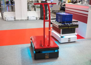 Modern depoda otonom Mobil Robot Taşımacılığı. Akıllı endüstri.