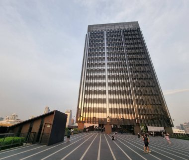 Bangkok Tayland 'da günbatımı ile birlikte yüksek bina manzarası