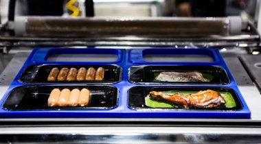 Isı vakumlu mühür makinesi. Yiyecek paketi korundu.