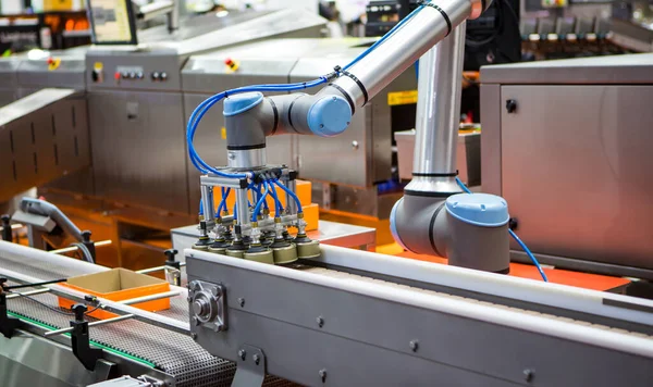 Robot Automatizado Brazo Elevación Alimentos Puede Cinta Transportadora Industria Alimentaria —  Fotos de Stock