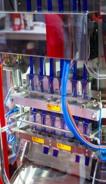 Sos kesesi otomatik dikey dolum makinesi.