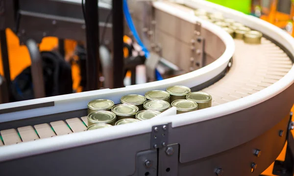 缶詰工場だ ベルトコンベア上の食品錫缶 食品産業 ロイヤリティフリーのストック画像