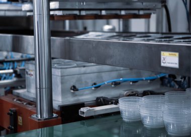 Plastik kaseler plastik enjeksiyon makinesinin ürünlerini bitirir..