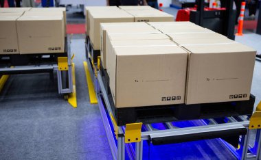 Modern imalat depolarında mekik paletleri.