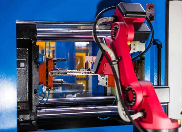 Automatisierter Herstellungsprozess Roboterarm Entfernt Endprodukte Auf Spritzgießmaschine — Stockfoto