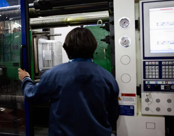 Βιομηχανικός Τεχνικός Χειρίζεται Μηχανή Τύπου Σχηματοποίησης Εγχύσεων Βιομηχανική Κατασκευή Πλαστικών — Φωτογραφία Αρχείου
