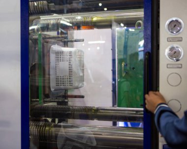 Endüstriyel teknisyen enjeksiyon kalıp makinesi kullanıyor. Sanayi plastik üretimi