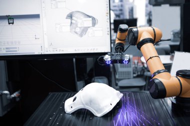 Otomatik 3D tarama. Robot iş parçasında 3 boyutlu tarama yapıyor. Endüstriyel üretim.