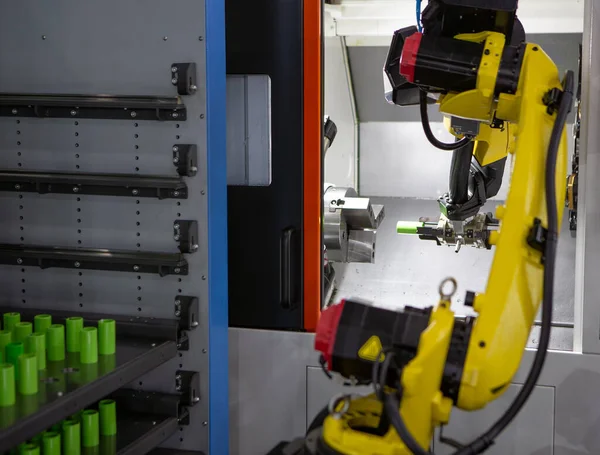 Processo Produzione Automatizzato Pezzi Caricamento Del Braccio Robot Sulla Macchina — Foto Stock