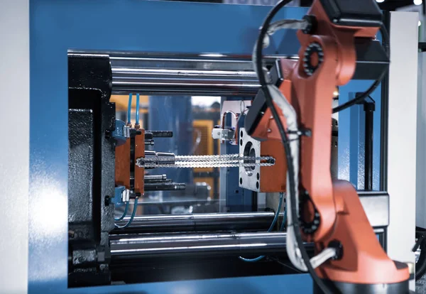 Αυτοματοποιημένη Διαδικασία Κατασκευής Ρομπότ Βραχίονας Αφαιρέστε Προϊόντα Φινίρισμα Για Ένεση — Φωτογραφία Αρχείου