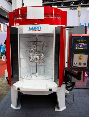 Bangkok, Tayland - 6 Haziran 2023: kum patlatma makinesi. 2023 sayılı İmalat Fuarı 'nda parçaların temizlenmesi için ateş edilmiş..