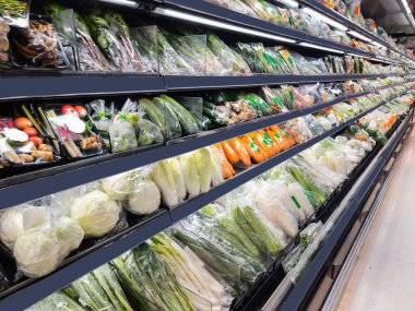 Modern süpermarkette raflarda çeşitli sebze ürünleri.