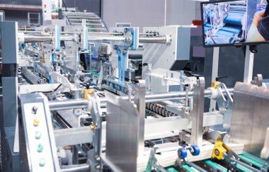 Kutu veya karton paketleme için otomatik kutu klasörü yapıştırıcı makinesi üretimi. Yazdırma endüstrisi