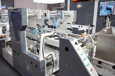 Kutu veya karton paketleme için otomatik kutu klasörü yapıştırıcı makinesi üretimi. Yazdırma endüstrisi