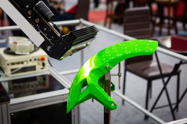 Motosiklet parçalarını otomatik kontrol eden bir robot. Otomotiv endüstrisi