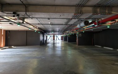Binadaki boş otopark.