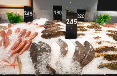 Pazarda buzda taze deniz ürünleri satışı.