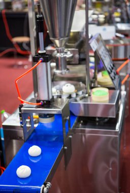 Buğulanmış çörekler için yiyecek işleme makinesi.