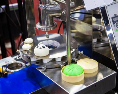 Buğulanmış çörekler için yiyecek işleme makinesi.