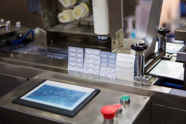 İlaç endüstrisinde kapsül kabarcık paketleme makinesi.