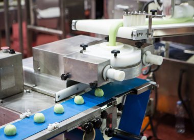 Hamur öğütücü ve yuvarlak makine. Gıda ve fırın endüstrisi üretim hattı.