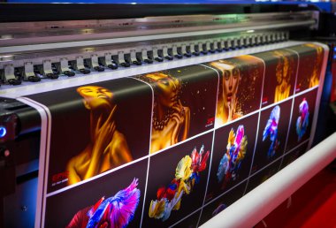 Bangkok, Tayland - 29 Mart 2024: Print Tech 2024 'te geniş format dijital mürekkep jeti yazıcı gösterisi
