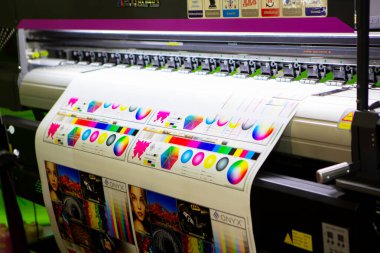 Bangkok, Tayland - 29 Mart 2024: Print Tech 2024 'te geniş format dijital mürekkep jeti yazıcı gösterisi