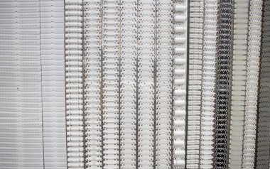 Gıda endüstrisi üretim hattı için plastik bant taşıyıcısı.