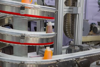 Gıda endüstrisi üretim hattındaki taşıyıcı bant sistemi.