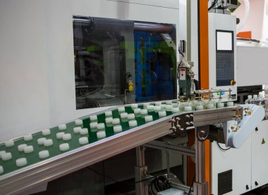 Plastik enjeksiyonlu pres makinesinin plastik şişe kapakları. Endüstriyel üretim.