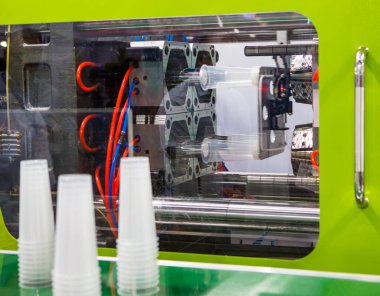 Plastik enjeksiyon kalıp makinesinin plastik bardakları. Endüstriyel üretim