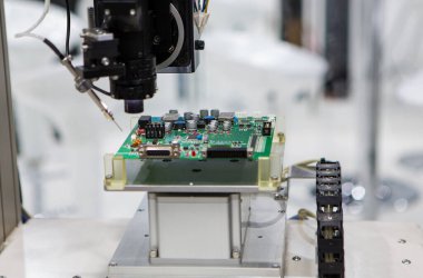 Yazdırma devre kartı (PCB) için otomatik robot üretimi yazdırılmış devre kartlarının lehimlenmesi.