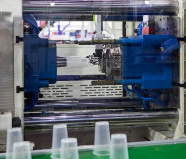 Plastik enjeksiyon kalıp makinesinin plastik bardakları. Endüstriyel üretim