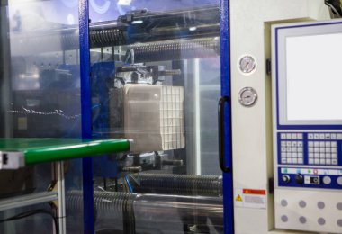 Plastik enjeksiyon makinesindeki plastik kovaların işlemleri. Üretim fabrikası