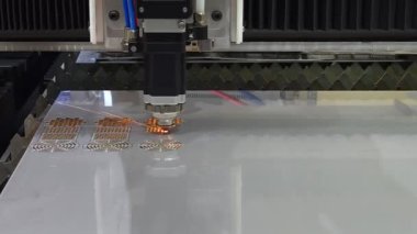 CNC fiber lazer kesme makinesi uçan kıvılcımlarla metal yaprak kesiyor. Endüstriyel metal fabrikası