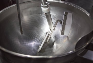 Blender makinesi. Yiyecek endüstrisi için gıda karışımı büyük fıçı.