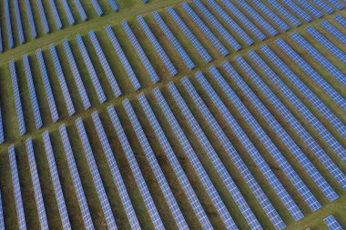Güneş panelleri hava görüntüsü. Güneş enerjisi modülleri, fotovoltaik PV santrali, alternatif yenilenebilir enerji sistemi