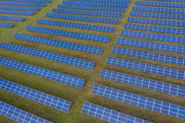 Güneş panelleri hava görüntüsü. Güneş enerjisi modülleri, fotovoltaik PV santrali, alternatif yenilenebilir enerji sistemi