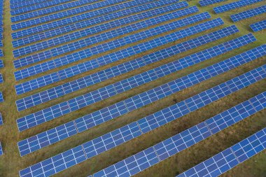 Güneş panelleri hava görüntüsü. Güneş enerjisi modülleri, fotovoltaik PV santrali, alternatif yenilenebilir enerji sistemi