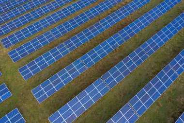 Güneş panelleri hava görüntüsü. Güneş enerjisi modülleri, fotovoltaik PV santrali, alternatif yenilenebilir enerji sistemi